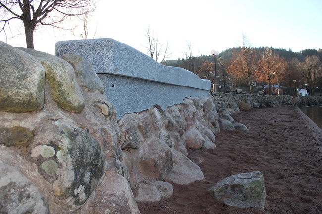 Les pièces suivent le mur en granit